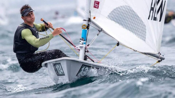 Olimpiai kvótát érő helyen áll Vadnai Benjamin a Laser Radial világbajnokságon