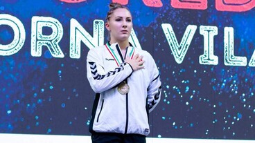 Dévai Boglárka aranyérmes Szombathelyen, Babos párosban negyeddöntős a Roland Garroson