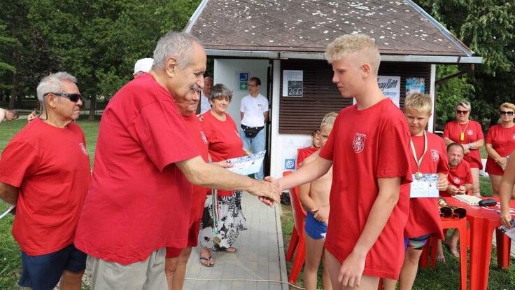 Úszóversenyt rendezett a Halmay-kör