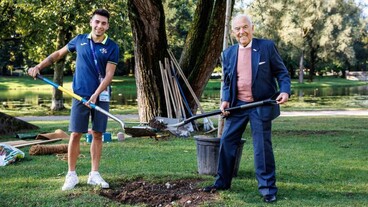 Müncheni sikere helyszínén ültetett fát a Fair Play-díjas atlétával a magyar sportdiplomata