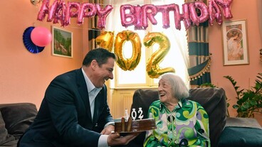 Gyulay Zsolt is köszöntötte a 102 éves Keleti Ágnest