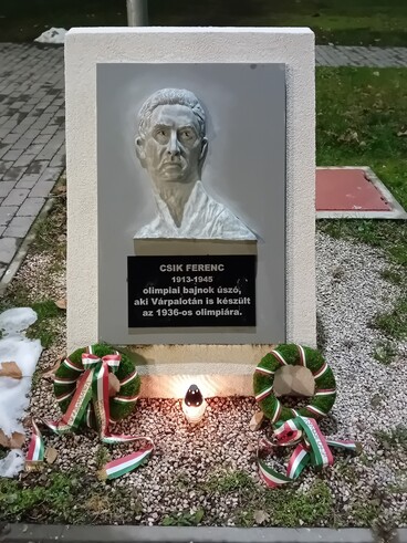 Csik Ferenc emléktábla Várpalota uszoda előtt