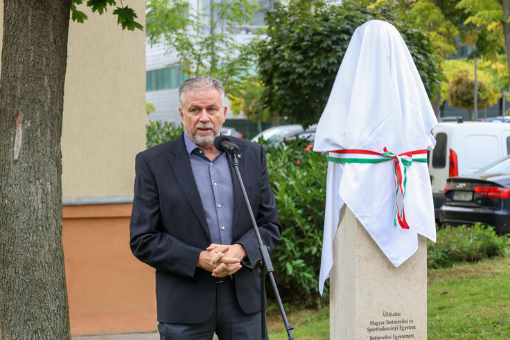 isvanfi_szobor5