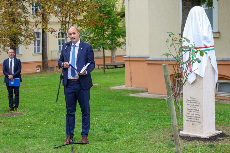 istvanfi_szobor4
