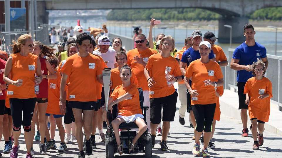 Szombaton Budapesten futottak az EYOF-lánggal