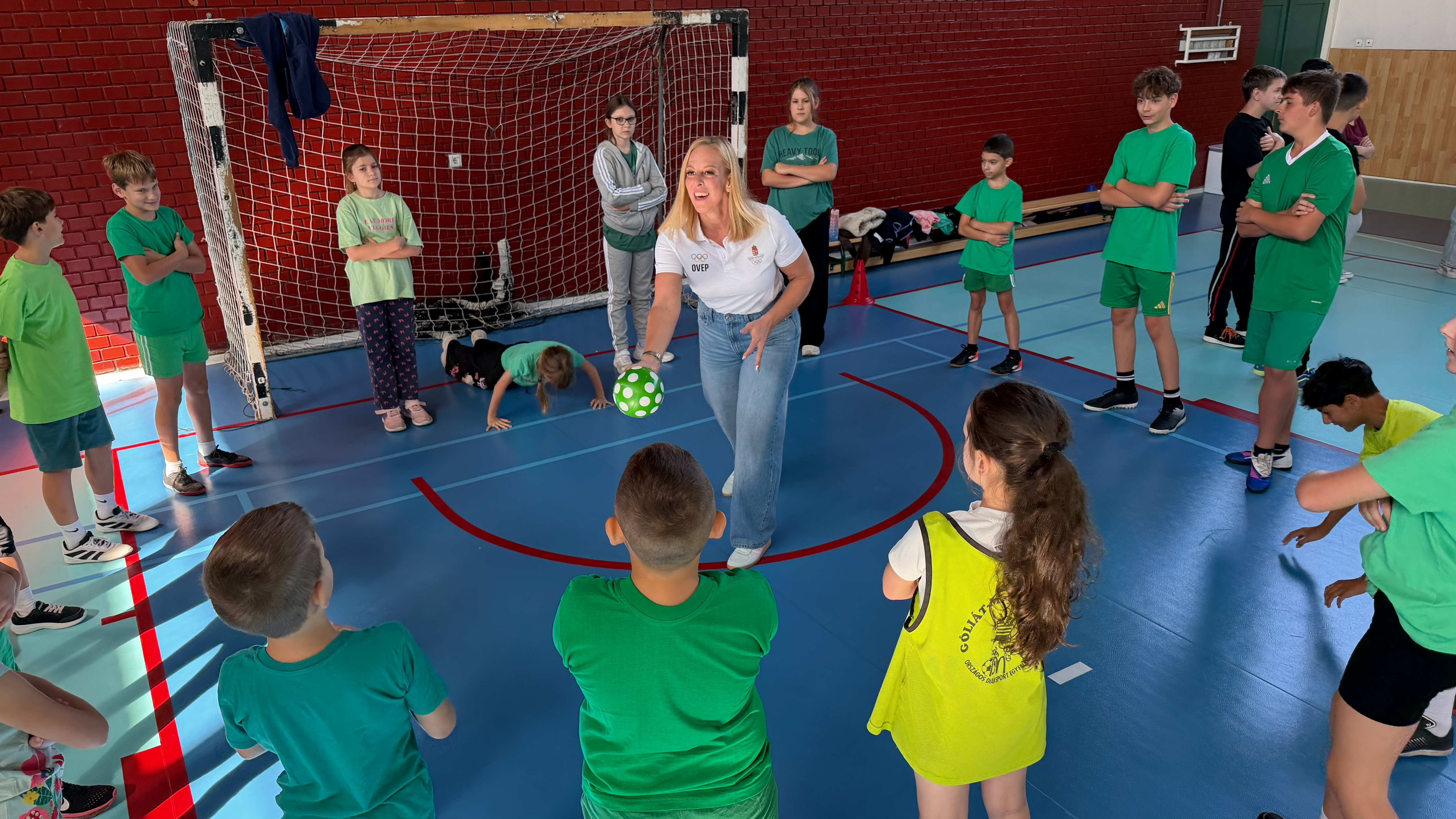 Az ötkarika színeibe öltözött gyerekek várták Szász Emesét az OVEP élményprogramján