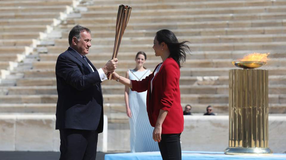 Átadták az olimpiai lángot a japán szervezőknek