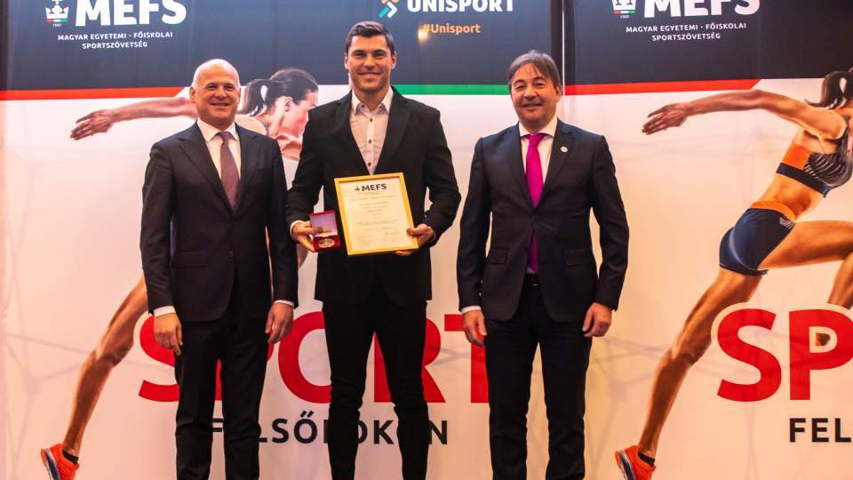 Schmidt Gábor MOB-alelnök, Tótka Sándor olimpiai bajnok kajakozó és Szabó László, a Magyar Paralimpiai Bizottság elnöke.