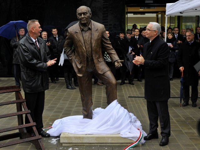 Buzánszky Jenő emlékére szobrot, Lakat Károly emlékére táblát avattak