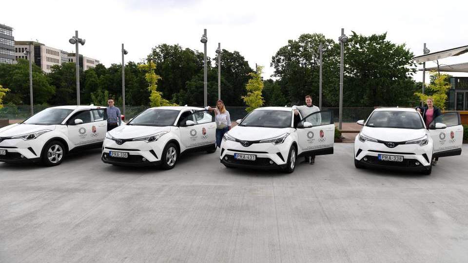 Újabb négy, Tokióra készülő sportoló vette át Toyotáját