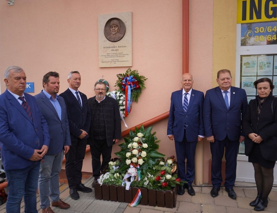 Sterbinszky_Amália_emléktábla_avatás_Hszoboszló_20250929.jpg