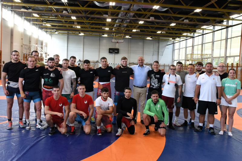 Allamtitkari latogatas a vb csapatnal 800 1