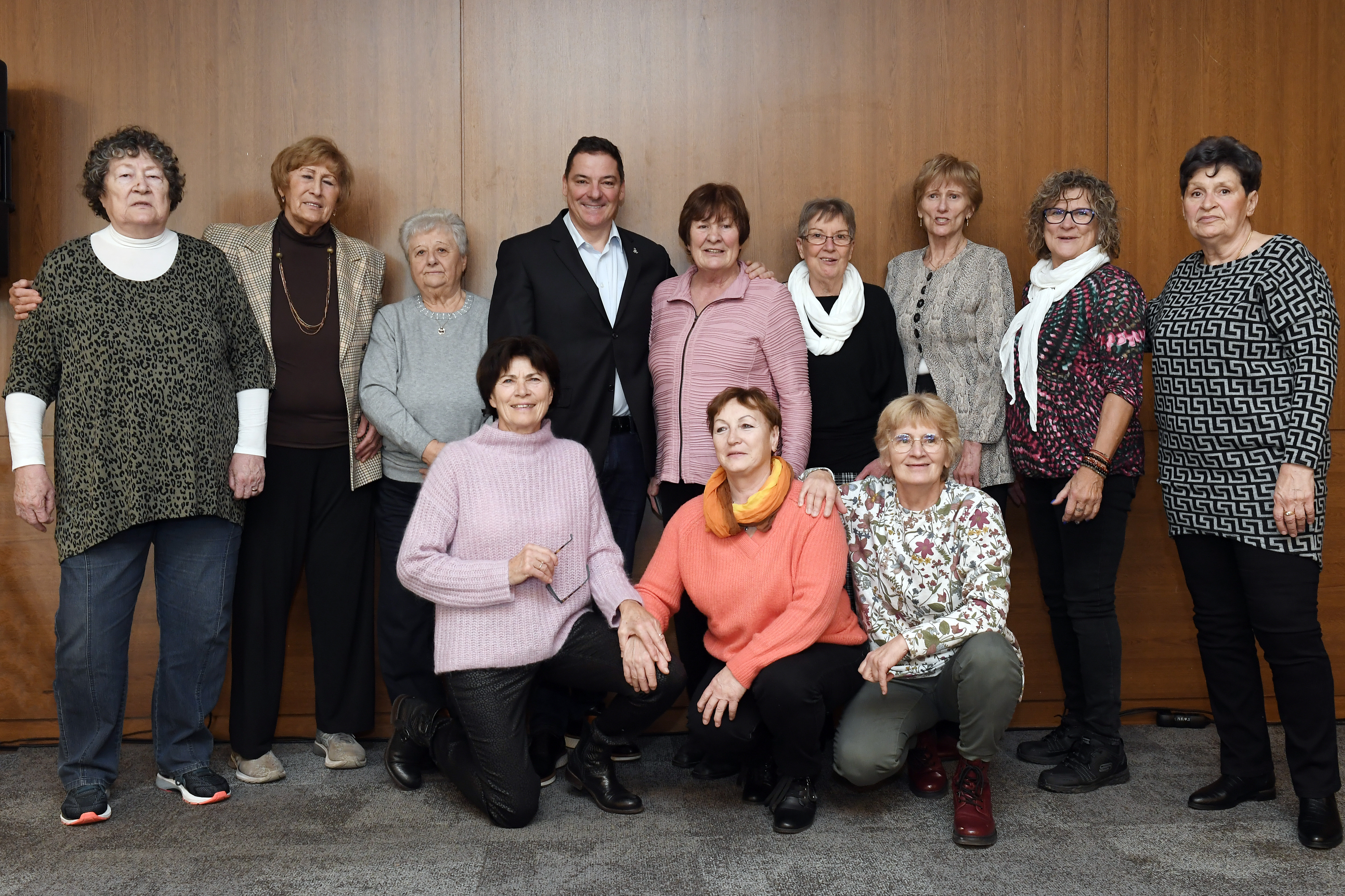 Kezicsapat 1976bronz 2022 mob