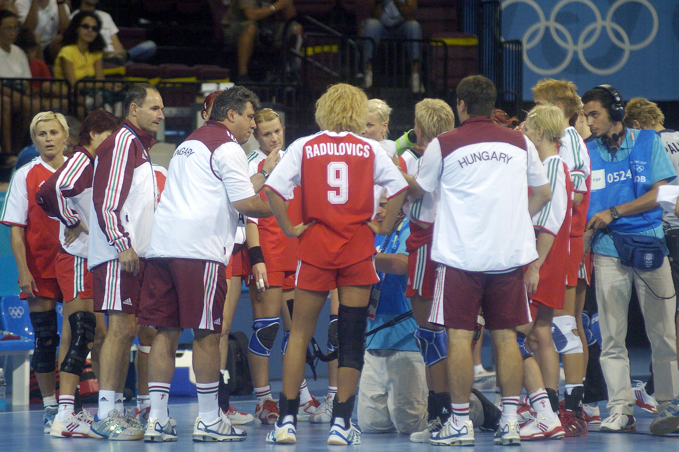 20040817 004 ATHEN 2004 05 noi kezilabda