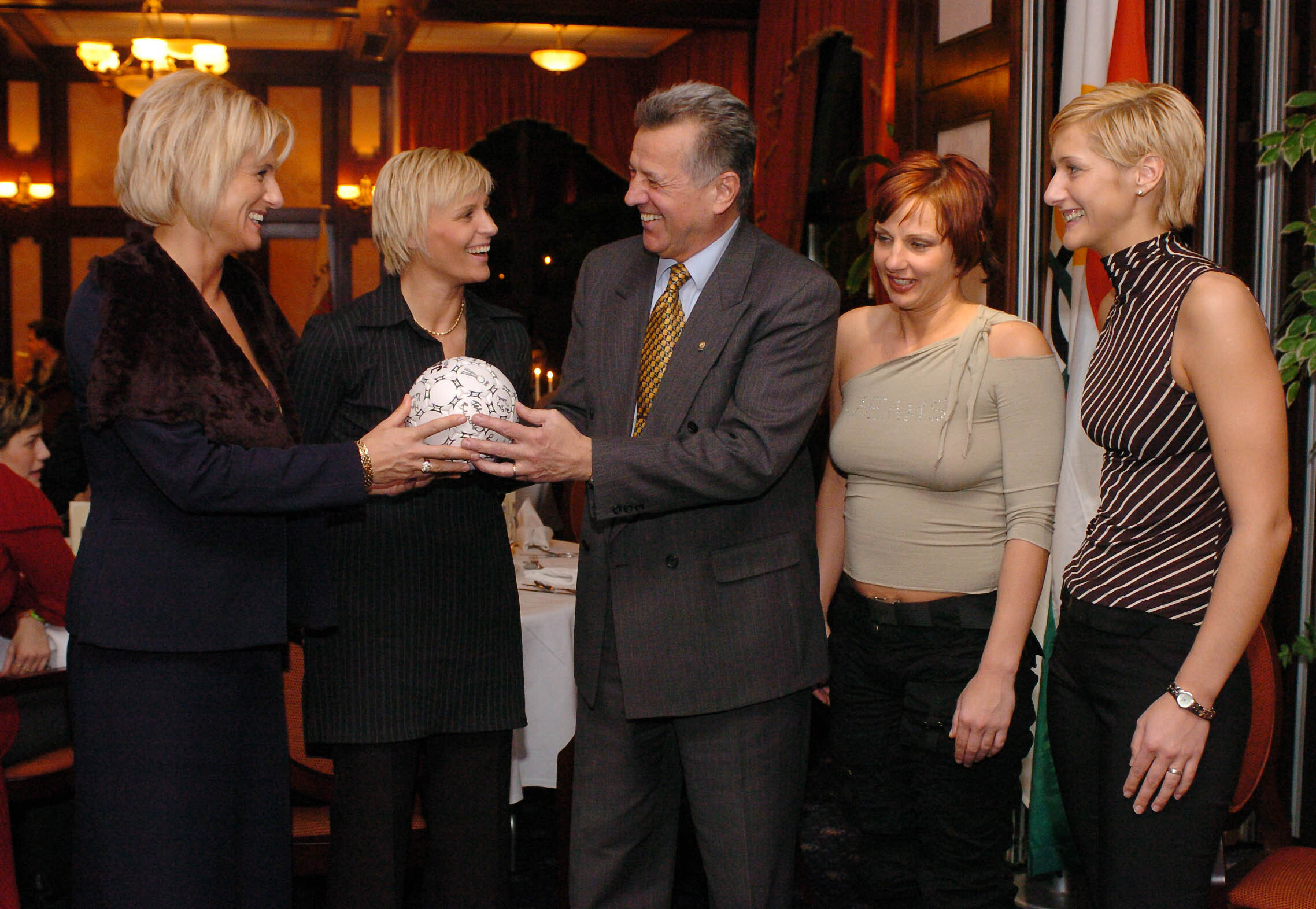 Schmitt Pál köszöntötte a nõi kézilabda válogatott játé