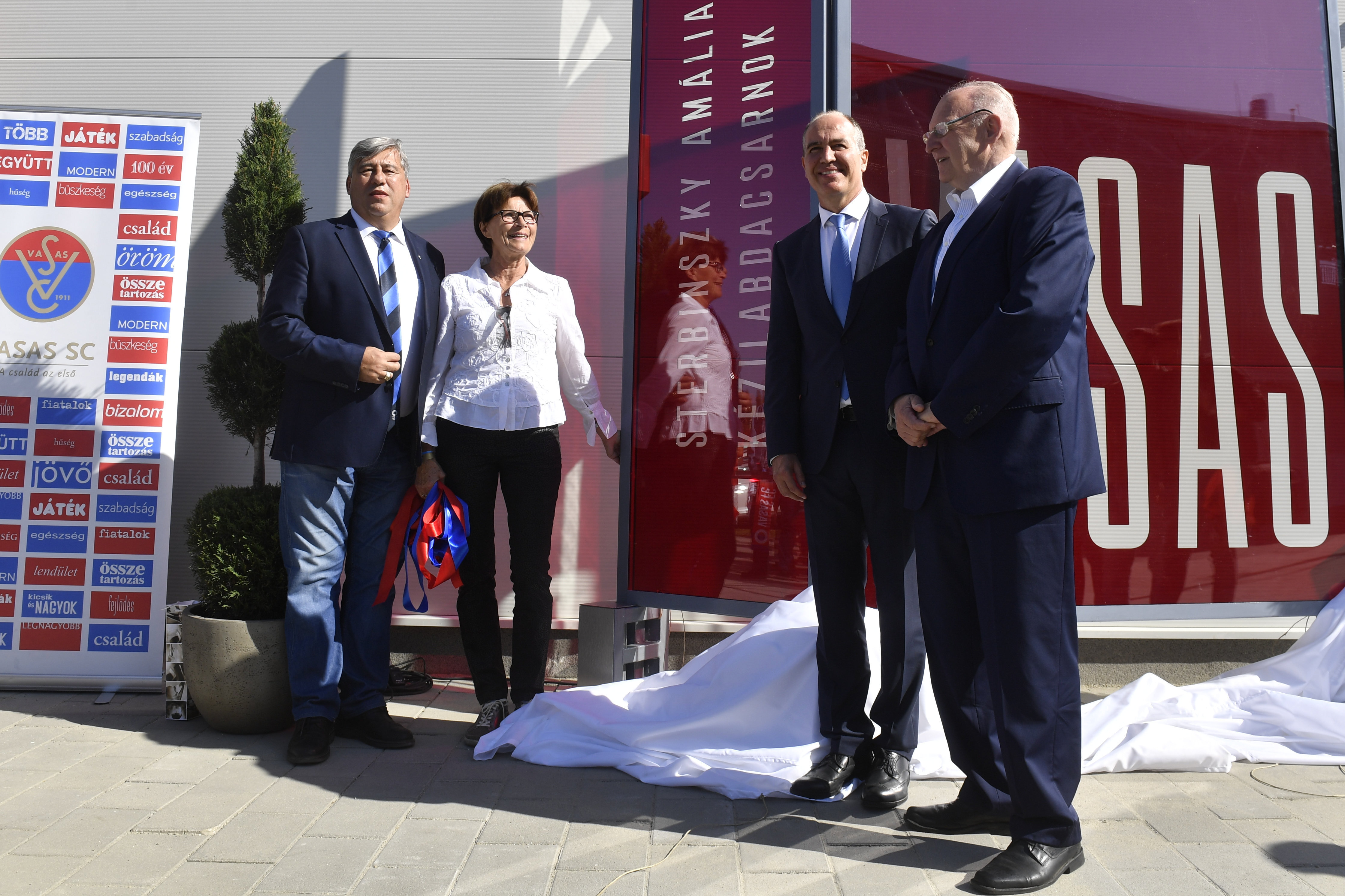 Átadták a Vasas SC újjáépített kézilabdacsarnokát