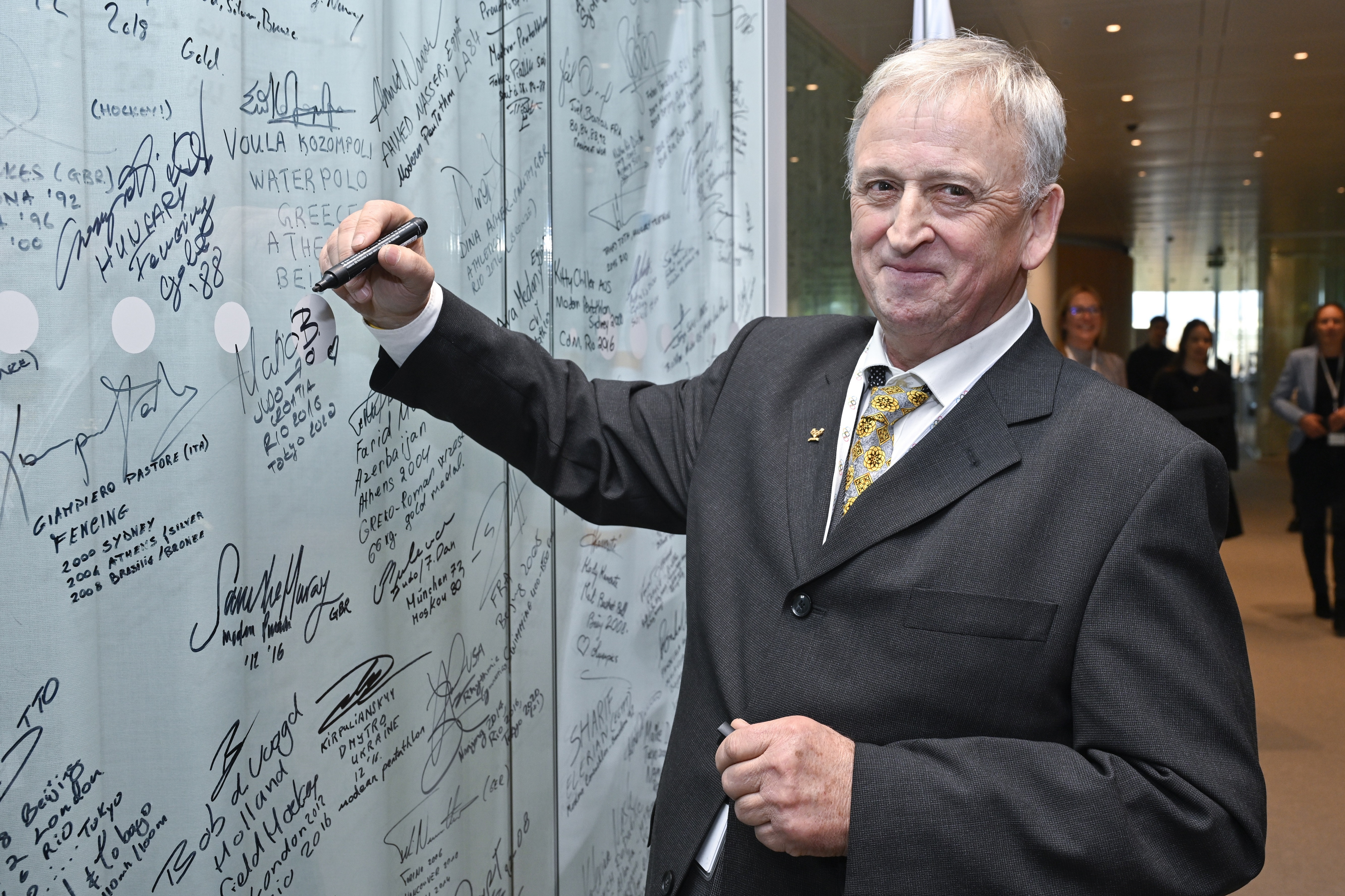 070125_Moratal_Olympian Wall signing - LaÌszloÌ CsongraÌdi (H