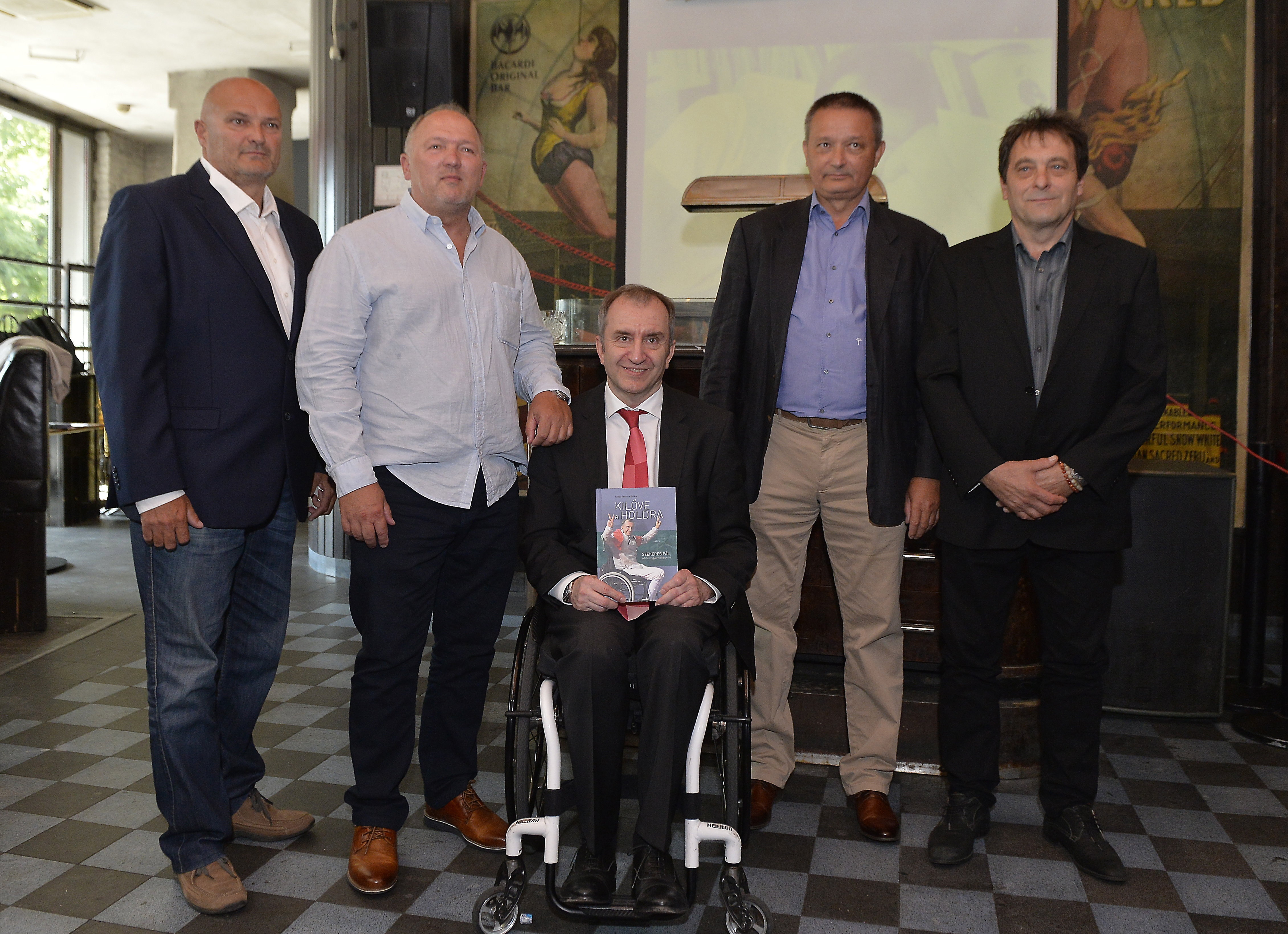 Kilõve a Holdra címmel könyv jelent meg Szekeres Pálról