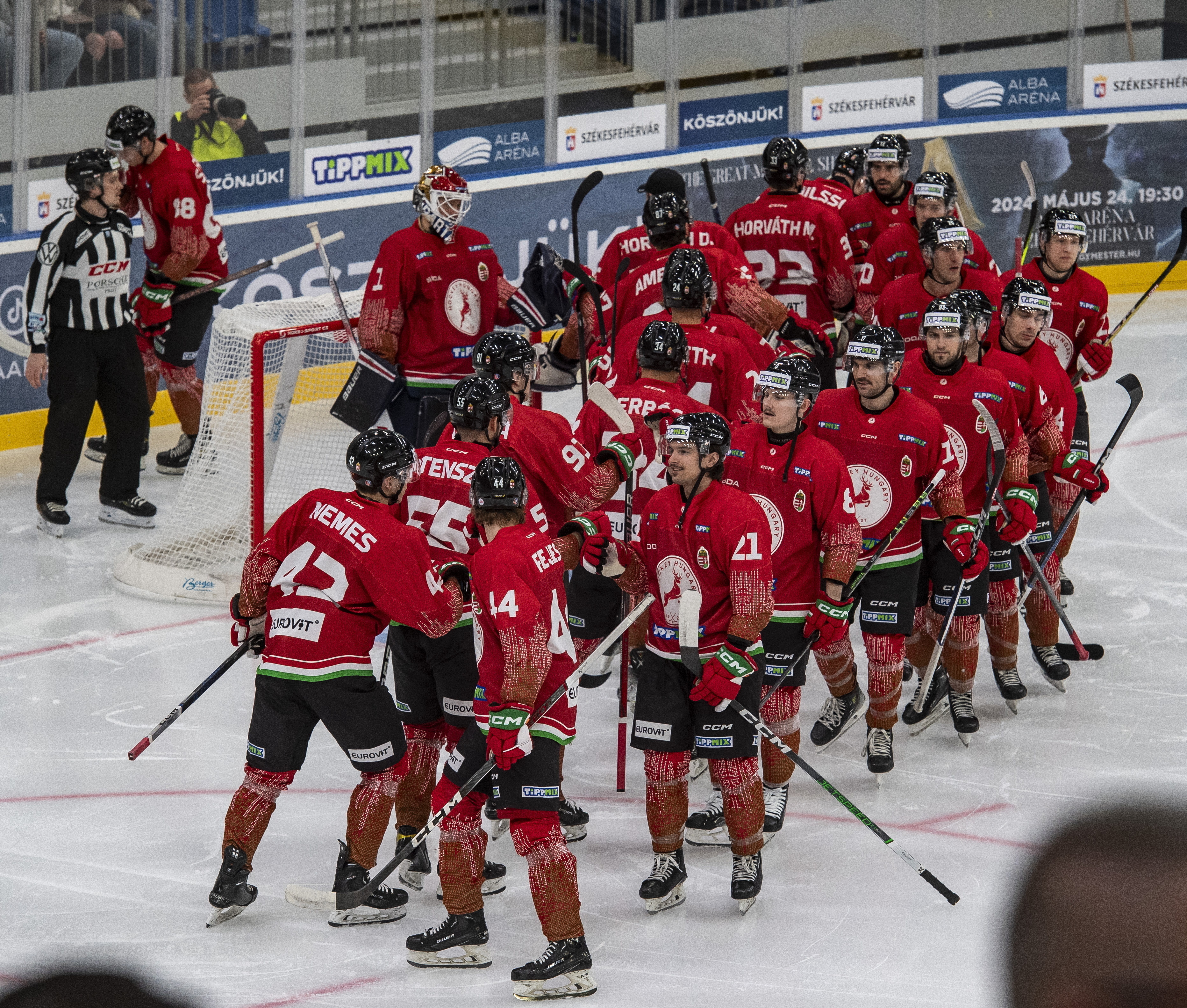 Gyõzelemmel avatta fel az Alba Arénát a magyar jégkorong-vá