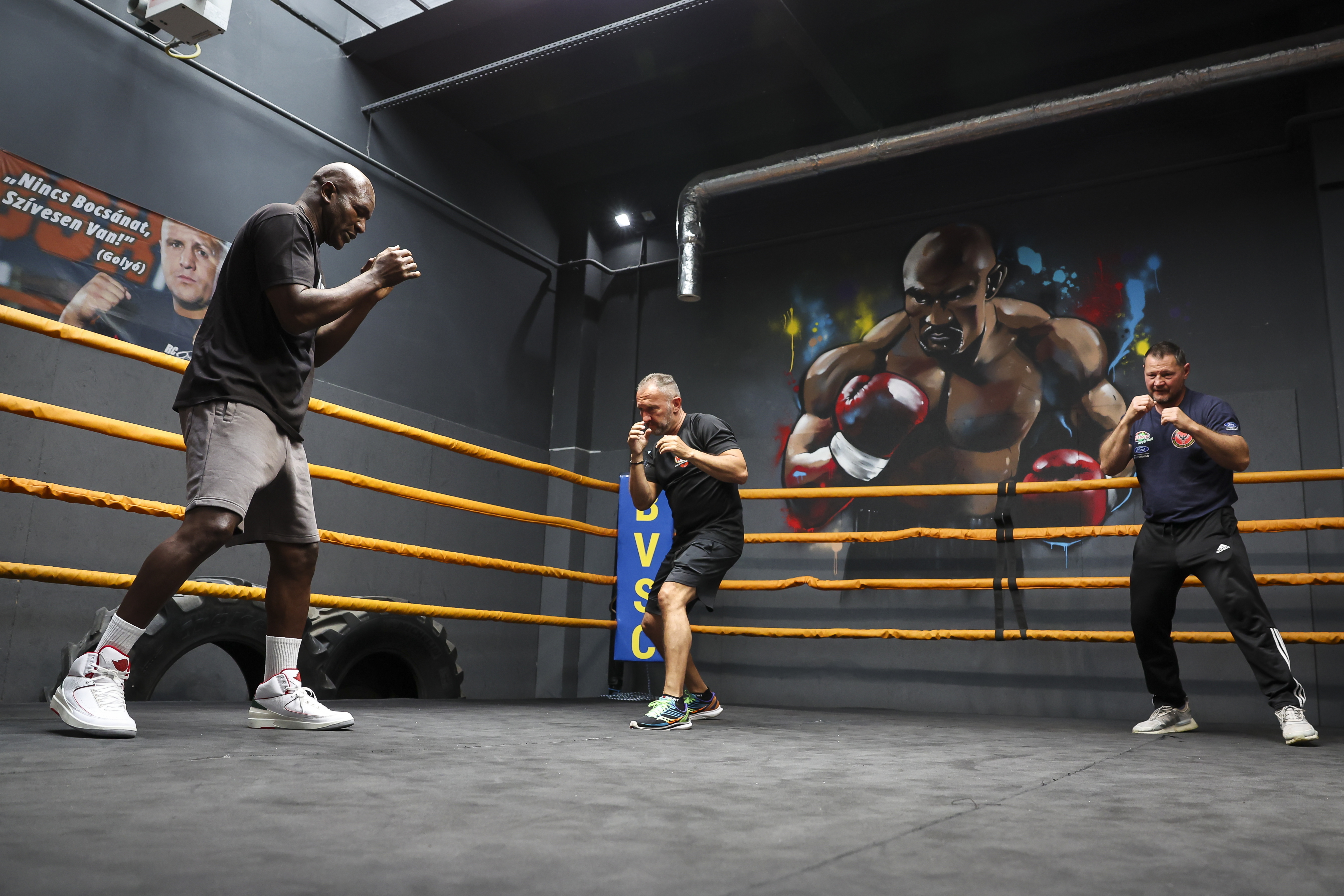 Evander Holyfield tartott edzést a BVSC fiatal ökölvívóinak