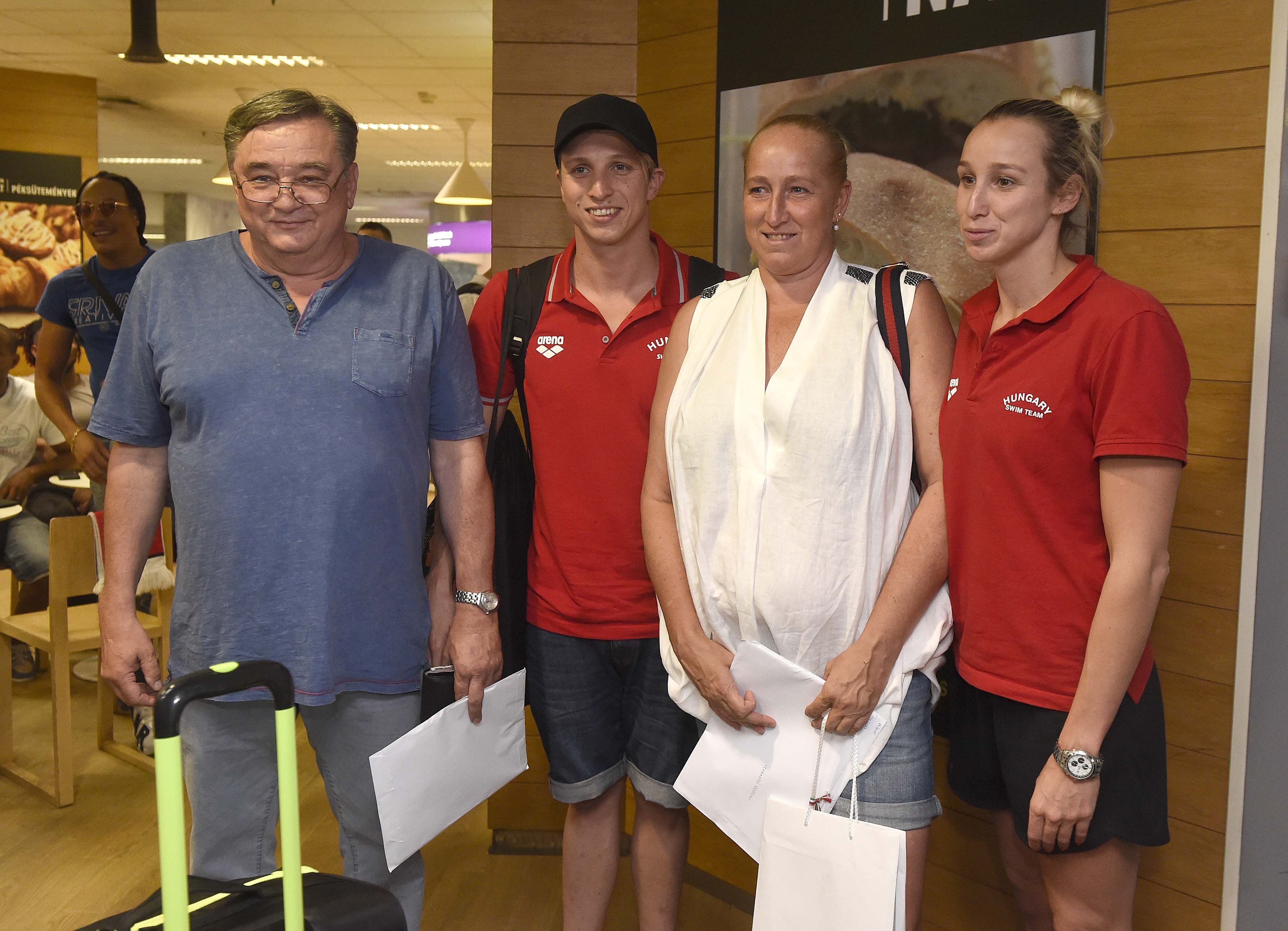 Hazaérkezett a magyar válogatott a glasgow-i úszó Eb-rõl