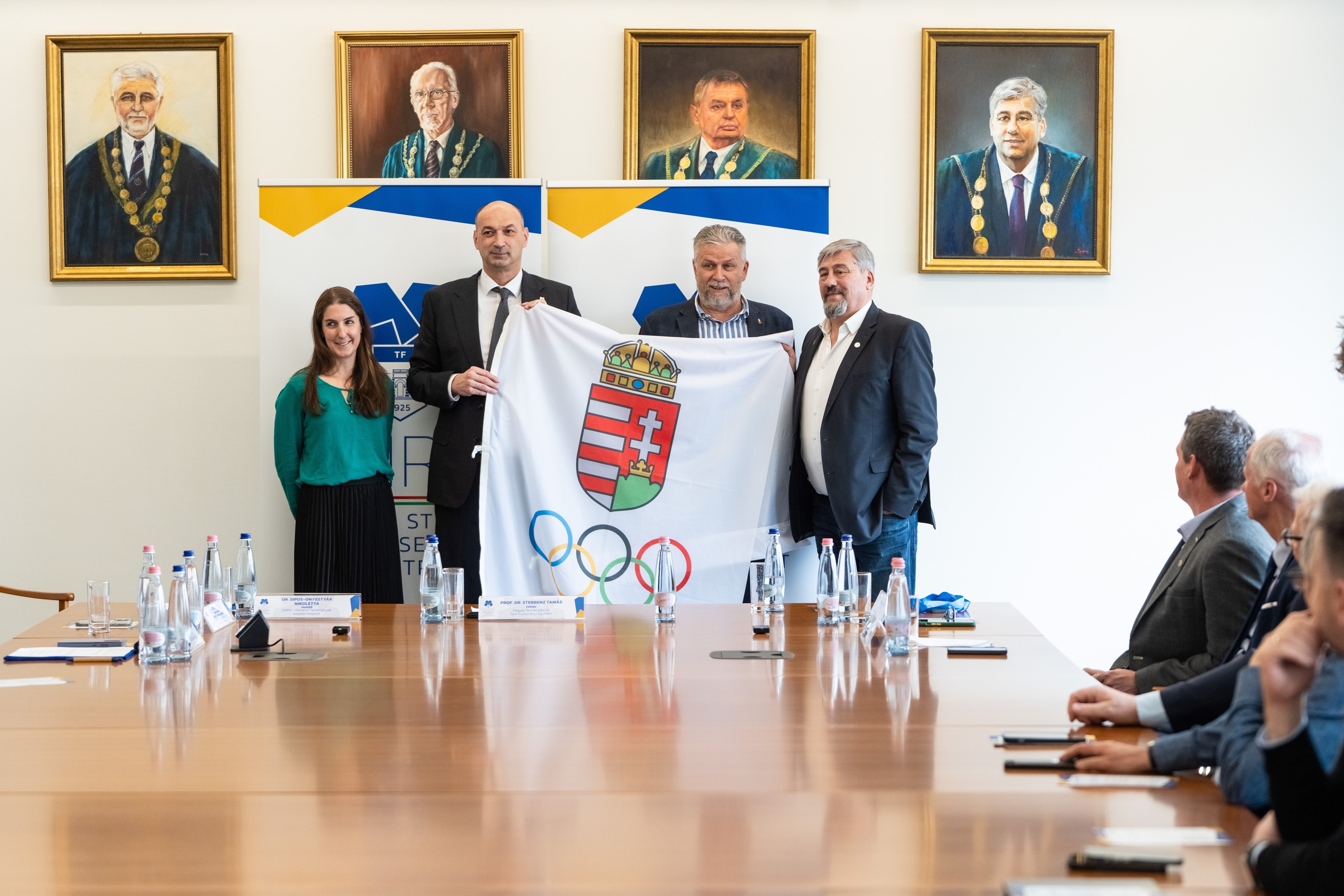 Kutatási központ az olimpiai tanulmányoknak – olimpiai zászló a TF-nek