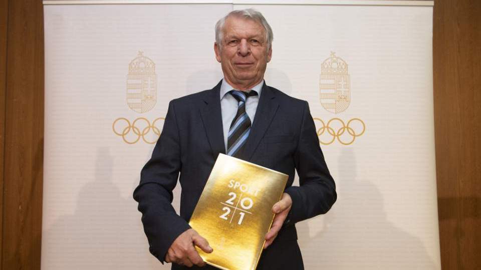Szalay Miklós részt vett a MOB évzáró találkozóján is, ahol örömmel lapozgatta a Sport 2021 évkönyvet.