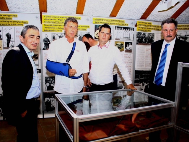 Kardokkal, tőrökkel estek egymásnak Esztergomban 