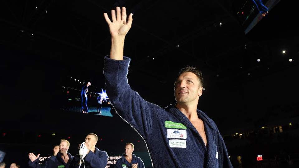 Búcsú a fegyverektől, avagy visszavonul a balkezes bombázó