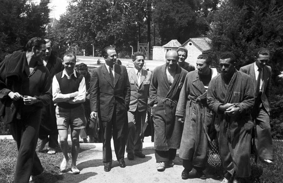 Ortutay Gyula (k) vallás- és közoktatásügyi miniszter látogatást tesz a londoni olimpiára készülő csapatnál a tatai edzőtáborban, 1948. július 1-jén.